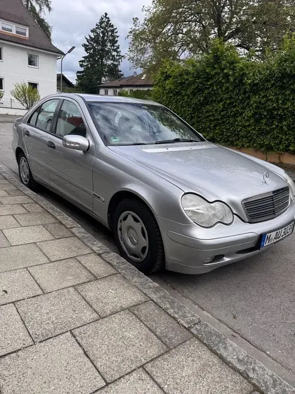 Second-hand Mercedes C200 Classic 163 CP (119 kW) 2000 Argintiu Berlinǎ