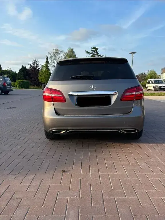 Gebraucht Mercedes B180 Style 122 PS (89 kW) 2015 Grau Van / Kleinbus