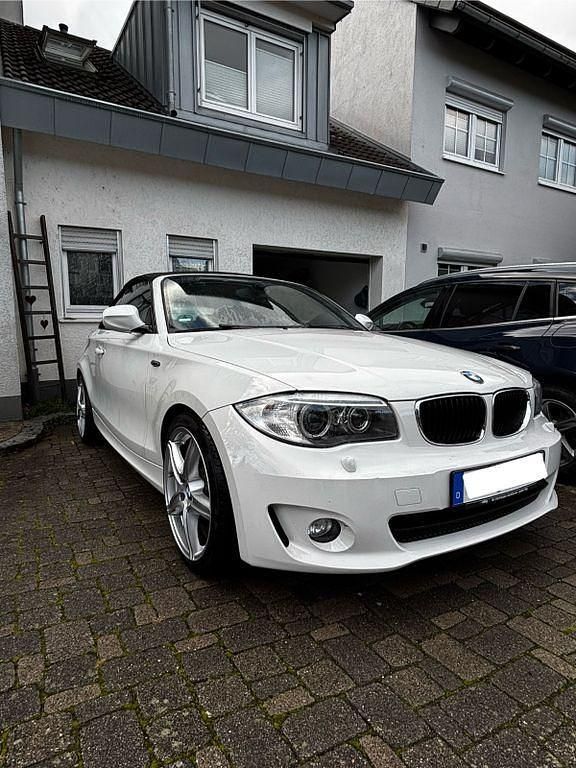 Weiß Gebraucht 2011 BMW 118 Cabriolet M Sport Cabrio | 10.500 € (Fairer Preis) - Bild 1/4
