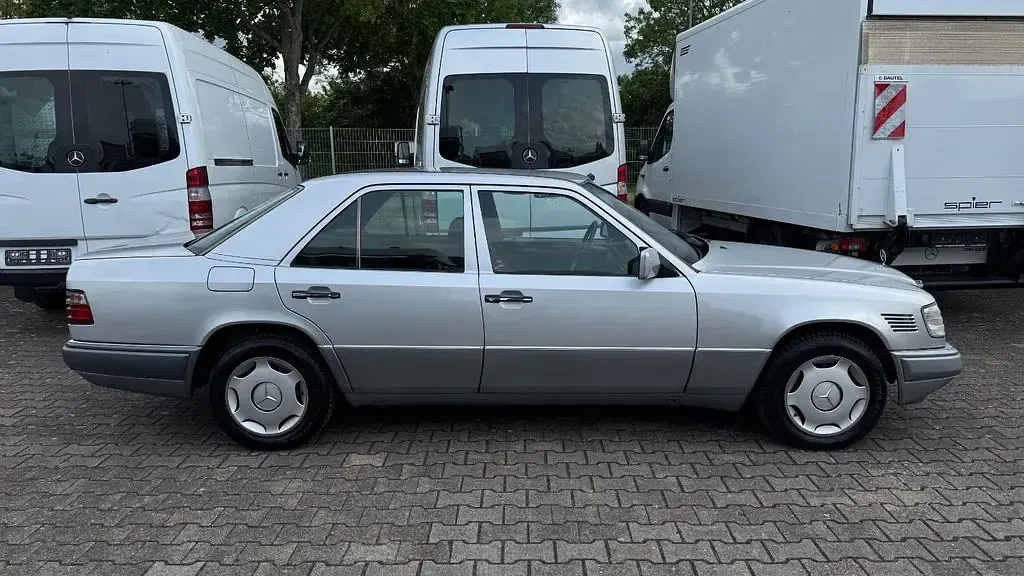Brugt Mercedes E250 113 HK (83 kW) 1993 Sølv Sedan