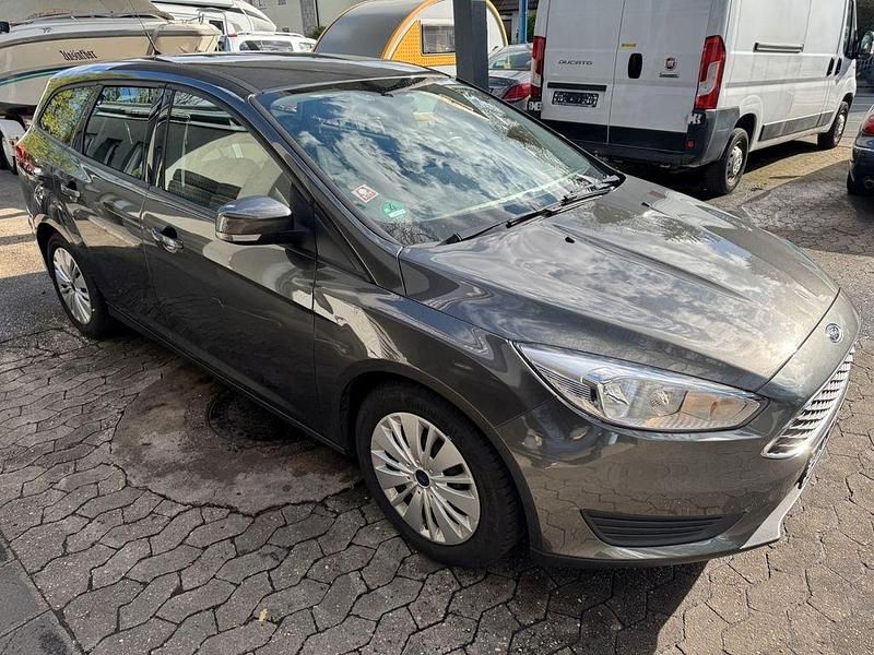 Gebraucht Ford Focus Trend 101 PS (74 kW) 2015 Grau Limousine