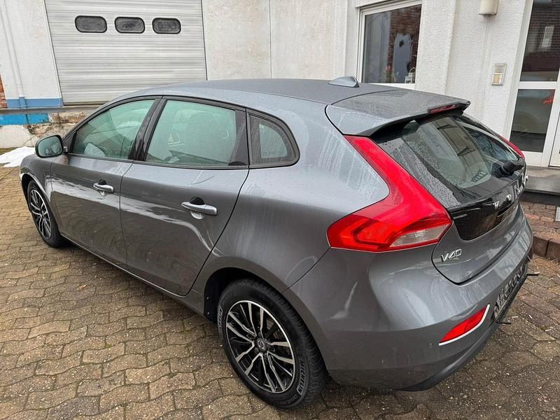 Gebraucht Volvo V40 Momentum 122 PS (89 kW) 2017 Grau Kombi