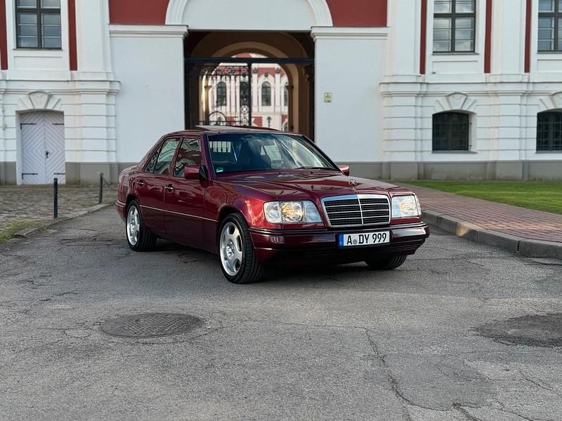 Rot Gebraucht 1994 Mercedes E200 Limousine | 6.950 € - Bild 1/4