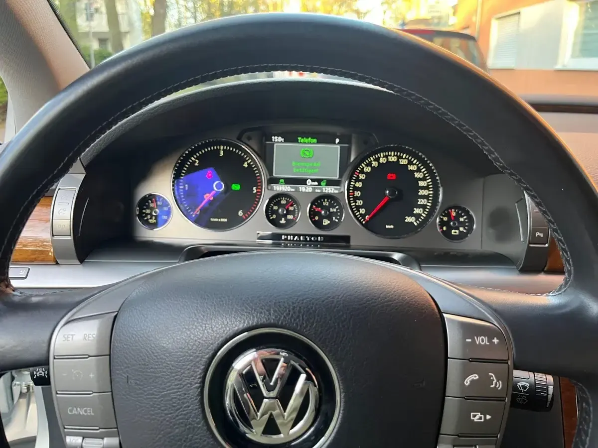 Usado VW Phaeton 245 HP (180 kW) 2011 Prateado Sedan