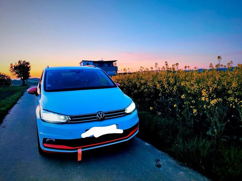 Gebraucht VW Touran 150 PS (110 kW) 2022 Weiß Van / Kleinbus