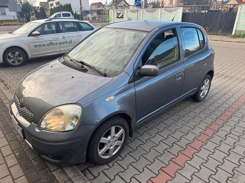 Grau Gebraucht 2004 Toyota Yaris Sol Limousine | 1.350 € (Fairer Preis) - Bild 1/4