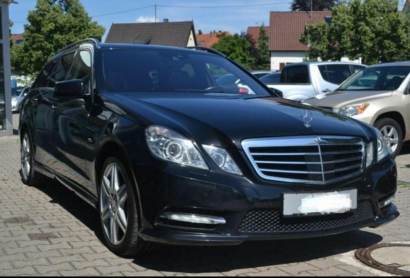 Gebraucht Mercedes E350 Avantgarde 265 PS (194 kW) 2012 Schwarz metallic Kombi