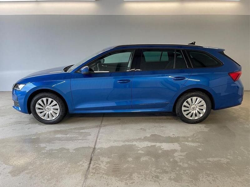 Neu Skoda Octavia Essence 150 PS (110 kW) 2025 [8x8x] race blue metallic Kombi