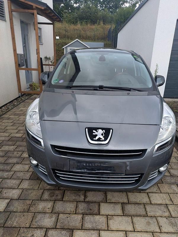 Grau Gebraucht 2011 Peugeot 5008 Family Van / Kleinbus | 6.499 € (Teuer) - Bild 1/3