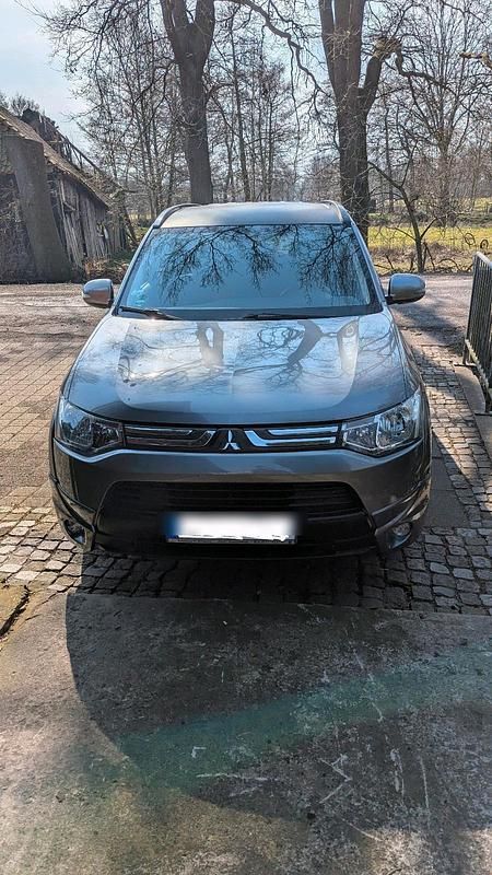 Grau Gebraucht 2013 Mitsubishi Outlander SUV | 7.200 € - Bild 1/4