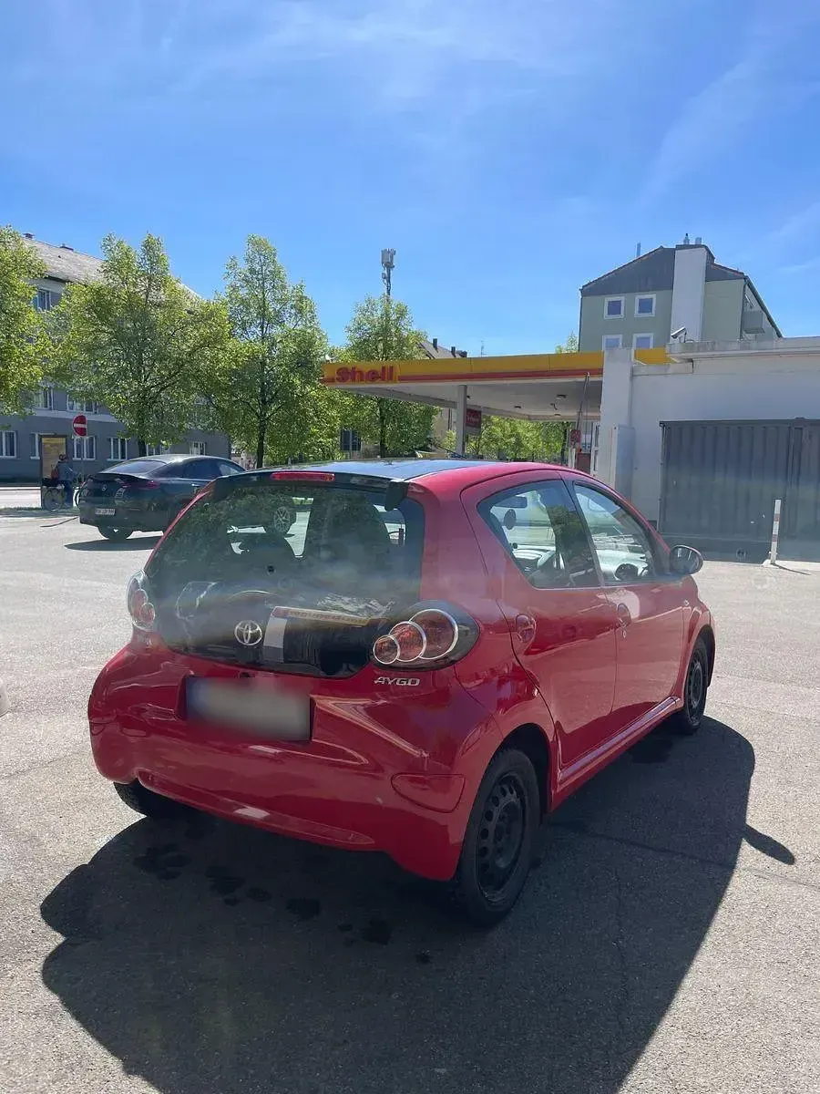 Gebraucht Toyota Aygo 68 PS (50 kW) 2013 Rot Kleinwagen