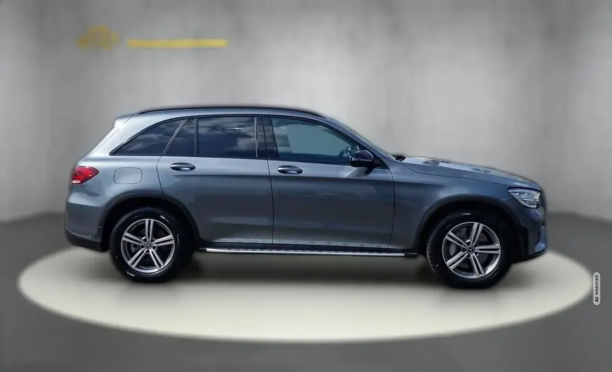 Gebraucht Mercedes GLC300 AMG line 245 PS (180 kW) 2021 Grau metallic SUV