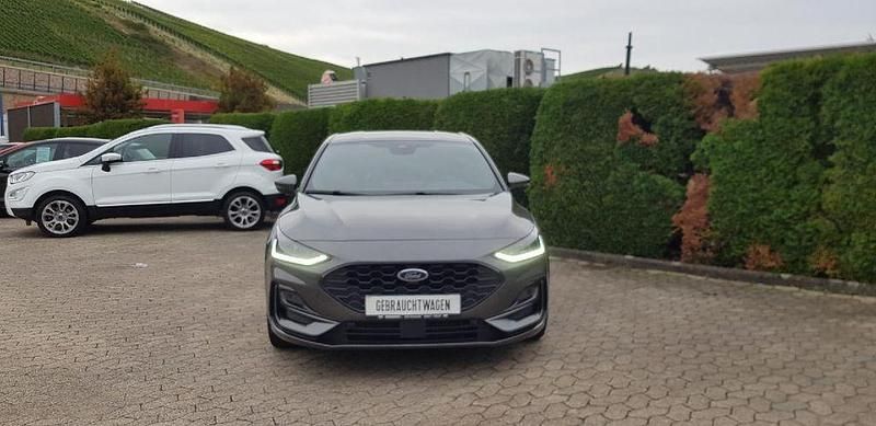 Magneticgrau (metallic) Gebraucht 2023 Ford Focus ST-Line Limousine | 24.500 € (Fairer Preis) - Bild 1/4
