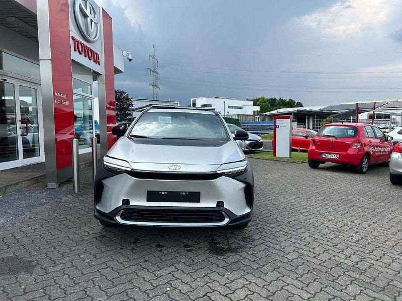 Gebraucht Toyota bZ4X 150 kW (204 PS) 2023 Precious silver SUV
