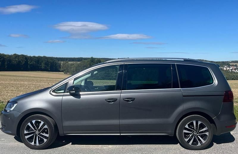 Grau Gebraucht 2019 VW Sharan IQ Drive Van / Kleinbus | 22.300 € (Superpreis) - Bild 1/4