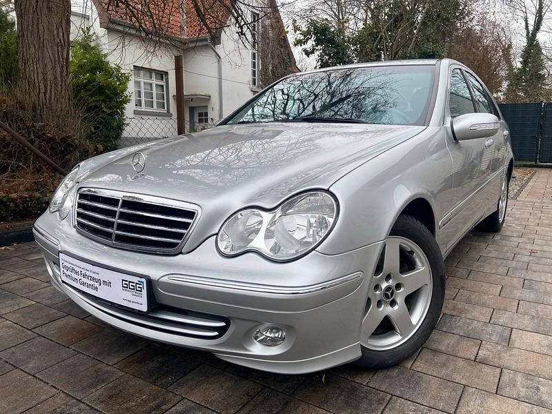 Silber Gebraucht 2004 Mercedes C180 Avantgarde Limousine | 6.990 € (Teuer) - Bild 1/4
