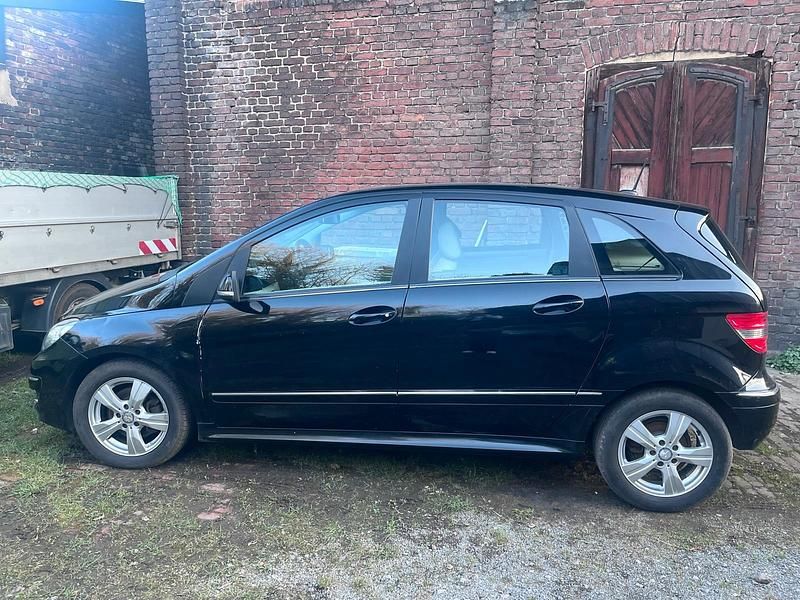 Gebraucht Mercedes B200 140 PS (102 kW) 2009 Schwarz Van / Kleinbus