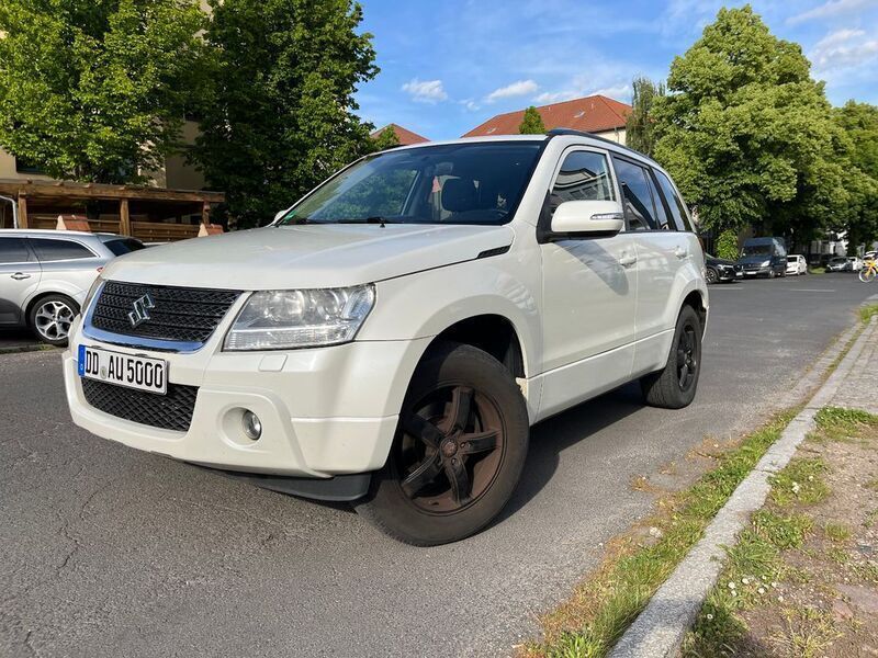 Weiß Gebraucht 2011 Suzuki Grand Vitara SUV | 5.800 € (Fairer Preis) - Bild 1/4