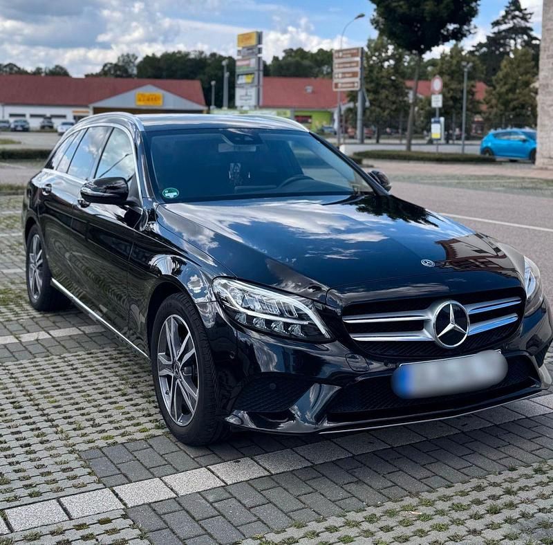 Schwarz Gebraucht 2018 Mercedes C180 Kombi | 20.200 € (Fairer Preis) - Bild 1/4