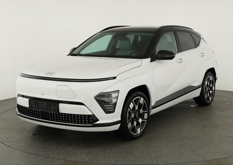 Serenity white metallic/ dach schwarz Gebraucht 2024 Hyundai Kona Prime SUV | 34.495 € (Fairer Preis) - Bild 1/4