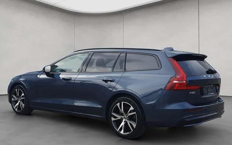 Gebraucht Volvo V60 Plus 197 PS (144 kW) 2025 Denim blaumetallic Kombi