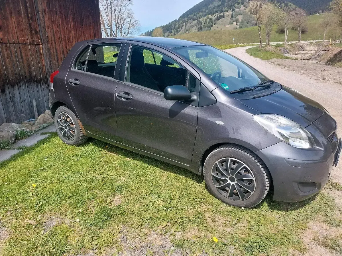 Gebraucht Toyota Yaris 101 PS (74 kW) 2009 Grau Kleinwagen