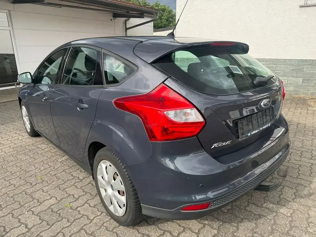 Gebraucht Ford Focus Trend 125 PS (91 kW) 2014 Grau Limousine