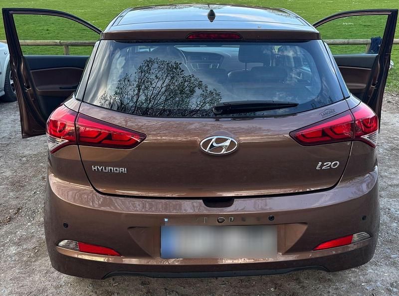 Gebraucht Hyundai i20 Classic 84 PS (61 kW) 2015 Braun Kleinwagen