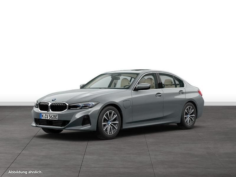 Grau Gebraucht 2024 BMW 330e Limousine | 47.048 € (Fairer Preis) - Bild 1/4