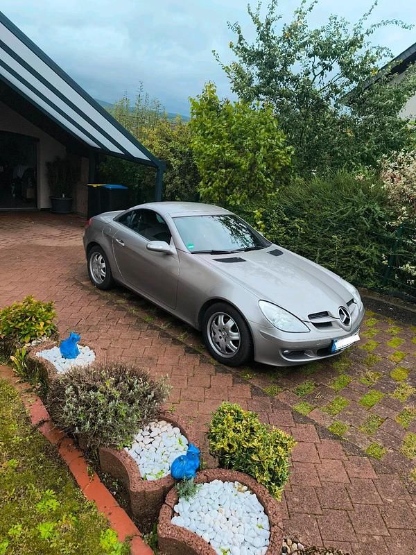 Grau Gebraucht 2007 Mercedes SLK200 Cabrio | 13.900 € (Etwas zu teuer) - Bild 1/4