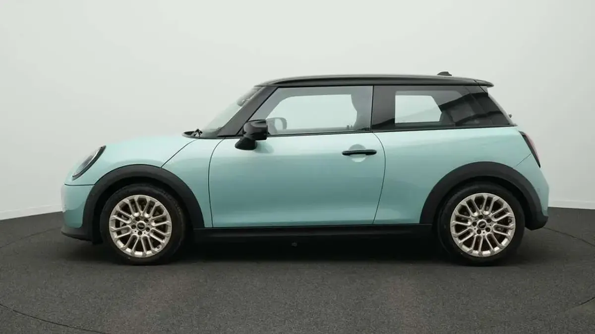Gebraucht Mini Cooper Favoured 156 PS (114 kW) 2024 Grün Kleinwagen