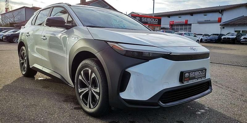Gebraucht Toyota bZ4X Comfort 150 kW (204 PS) 2023 Platinumweiß perleffekt SUV