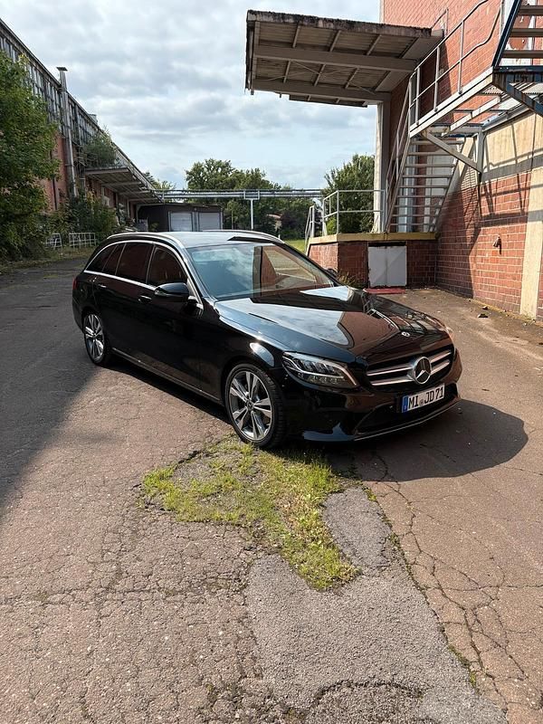 Schwarz Gebraucht 2018 Mercedes C220 Kombi | 21.500 € (Fairer Preis) - Bild 1/4