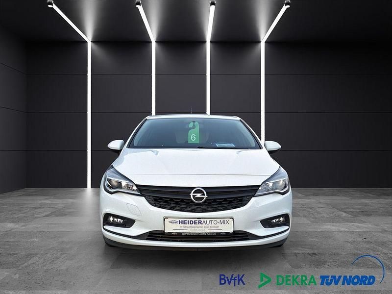 Gebraucht Opel Astra Selection 105 PS (77 kW) 2016 Weiß Limousine