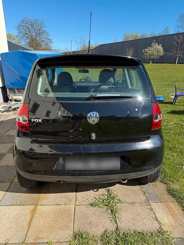 Gebraucht VW Fox 60 PS (44 kW) 2011 Schwarz Kleinwagen