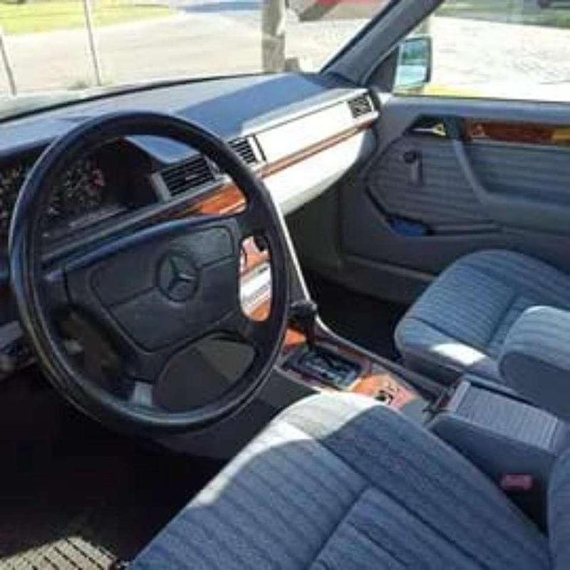 Gebraucht Mercedes E230 132 PS (97 kW) 1992 Blau Limousine