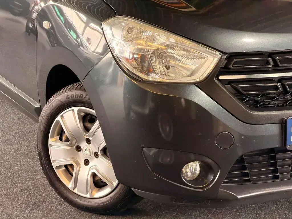 Gebraucht Dacia Lodgy Lauréate 102 PS (75 kW) 2017 Grau Van / Kleinbus
