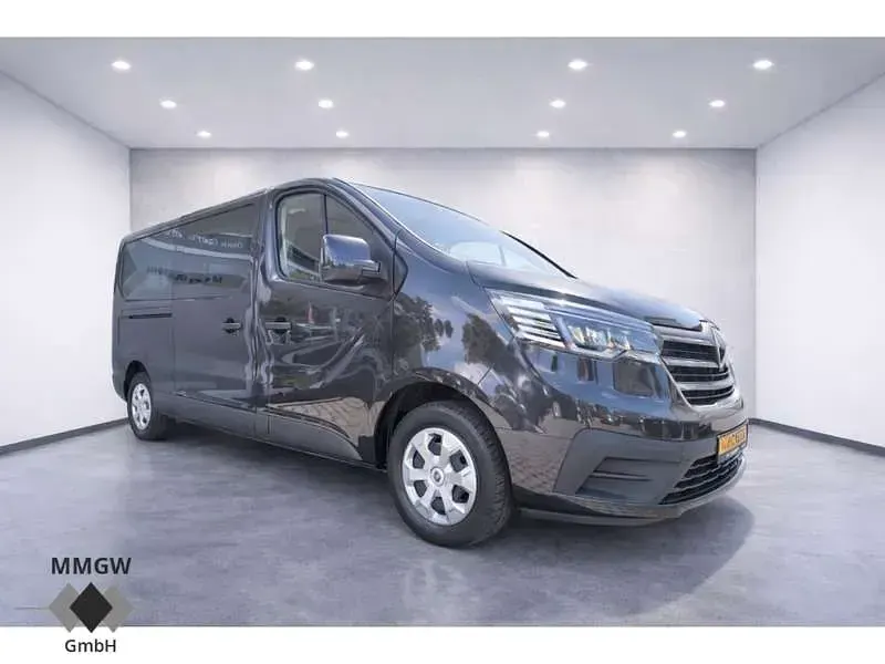 Second-hand Renault Trafic Life 150 CP (110 kW) 2023 Negru Monovolum