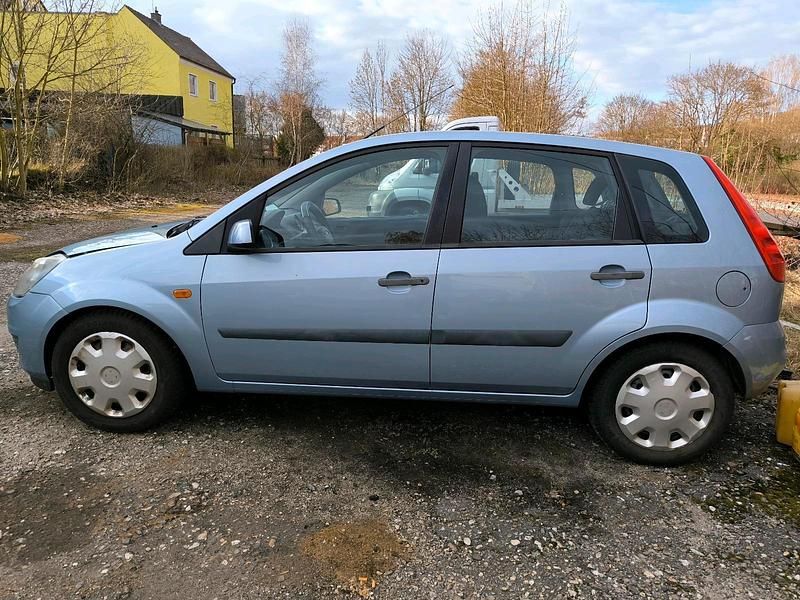 Gebraucht Ford Fiesta 101 PS (74 kW) 2007 Blau Kleinwagen