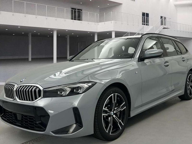 Brooklyngrau met. Gebraucht 2024 BMW 330 M Sport Kombi | 39.550 € (Superpreis) - Bild 1/4