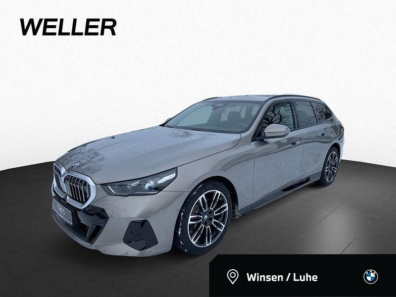 Oxidgrau (grau) Neu 2025 BMW 520 M Sport Kombi | 62.490 € (Fairer Preis) - Bild 1/4