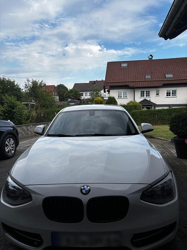 Weiß Gebraucht 2013 BMW 114 Sport Line Kleinwagen | 5.900 € (Fairer Preis) - Bild 1/4