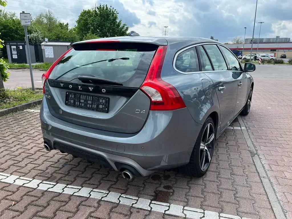 Gebraucht Volvo V60 R-Design 190 PS (139 kW) 2019 Grau Kombi
