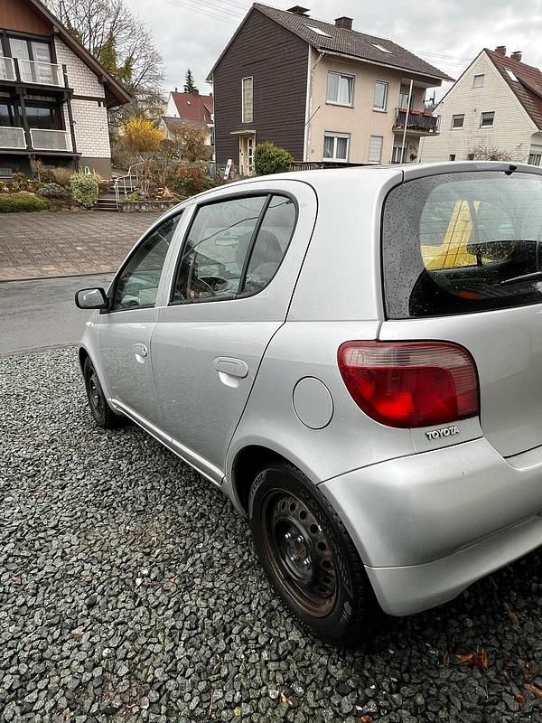 Gebraucht Toyota Yaris 88 PS (64 kW) 2001 Silber Kleinwagen