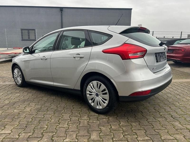 Gebraucht Ford Focus Trend 101 PS (74 kW) 2017 Silber Limousine