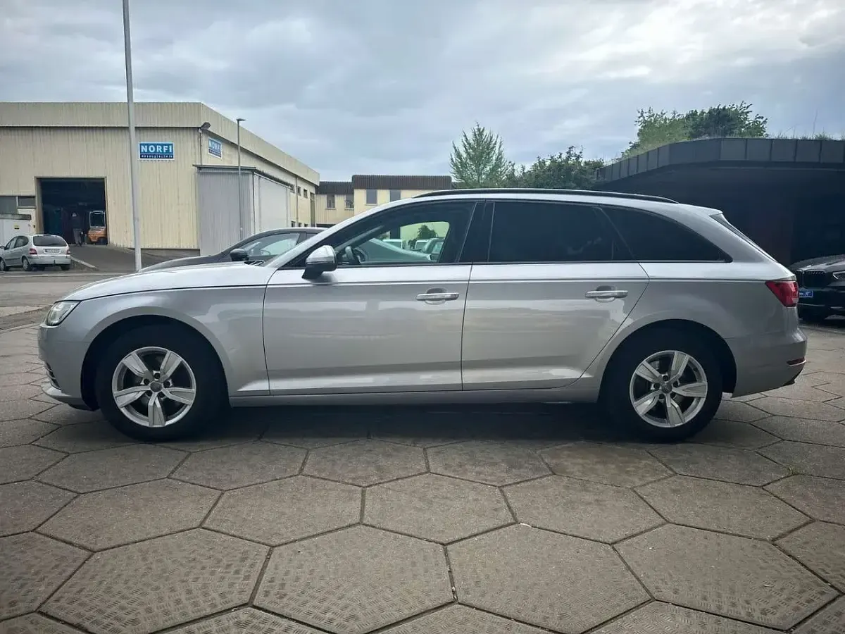 Gebraucht Audi A4 Basis 150 PS (110 kW) 2017 Florettsilber Kombi