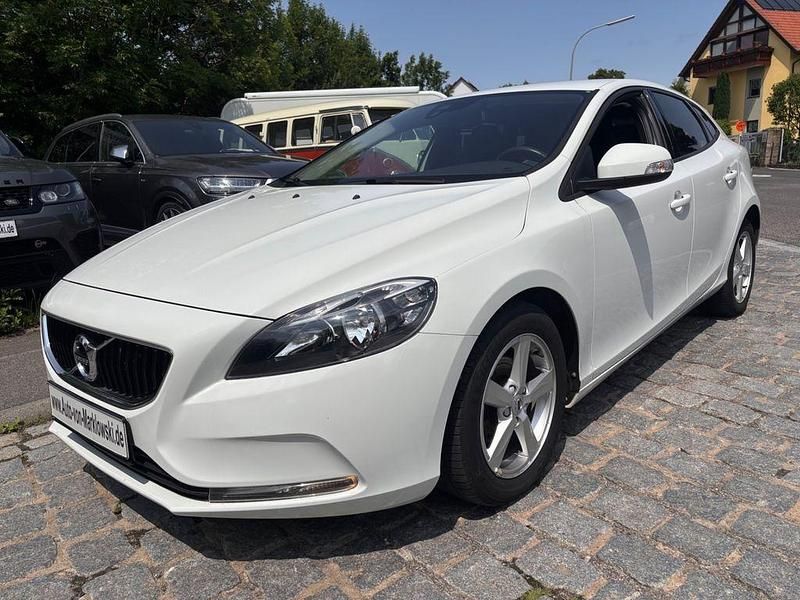 Weiß Gebraucht 2016 Volvo V40 Kinetic Kombi | 12.990 € (Fairer Preis) - Bild 1/4