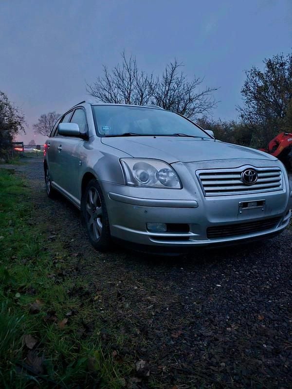 Silber Gebraucht 2003 Toyota Avensis Kombi | 2.999 € (Fairer Preis) - Bild 1/4