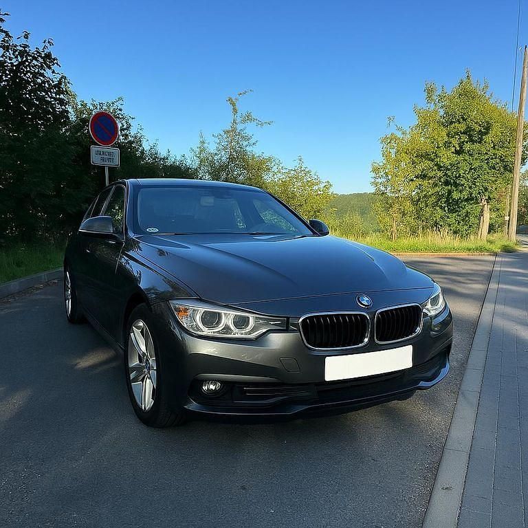 Grau Gebraucht 2012 BMW 320 Sport Line Limousine | 8.990 € (Superpreis) - Bild 1/4