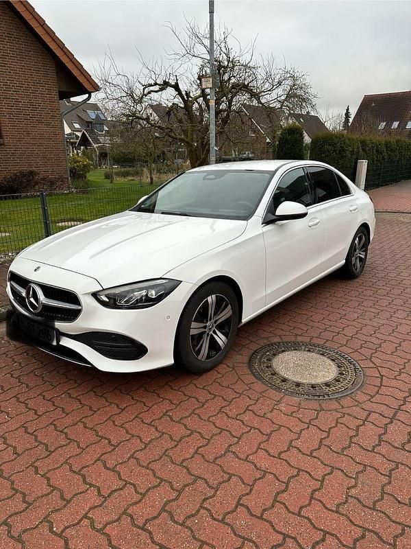 Weiß Gebraucht 2023 Mercedes C180 Avantgarde Limousine | 32.200 € (Guter Preis) - Bild 1/4